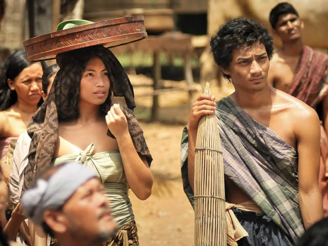 Akting Rahayu Saraswati Djojohadikusumo di film Gunung Emas Almayer.