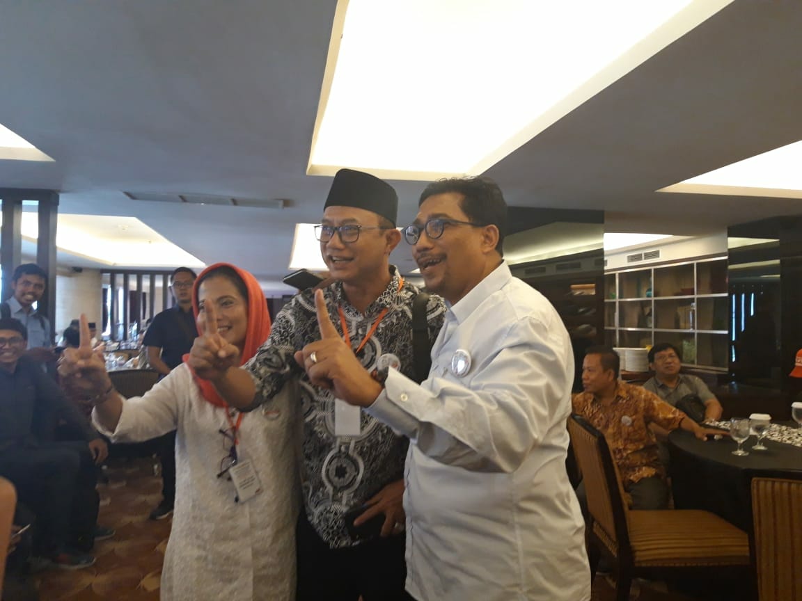 (dari kiri) Sekretaris DPD PDIP Jatim Sri Untari, Bupati Ngawi Sulistyono, dan Ketua Tim Kampanye Daerah Jokowi-Ma'ruf di Jatim Irjen Pol (Purn) Machfud Arifin, usai menggelar rapat koordinasi di Surabaya, Selasa, 25 September 2018. (foto: farid/ngopibareng.id) 