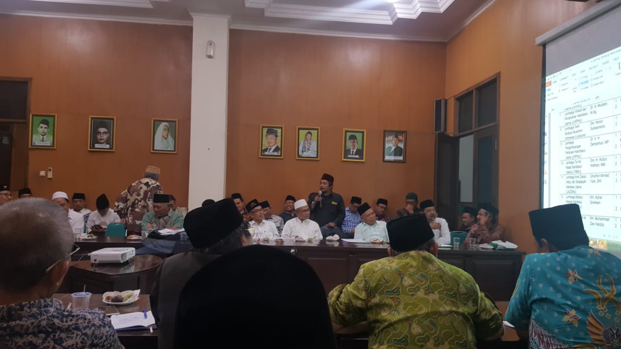 RAPAT: Jajaran PWNU Jatim rapat bersama lembaga-lembaga. (foto: ngopibareng.id)