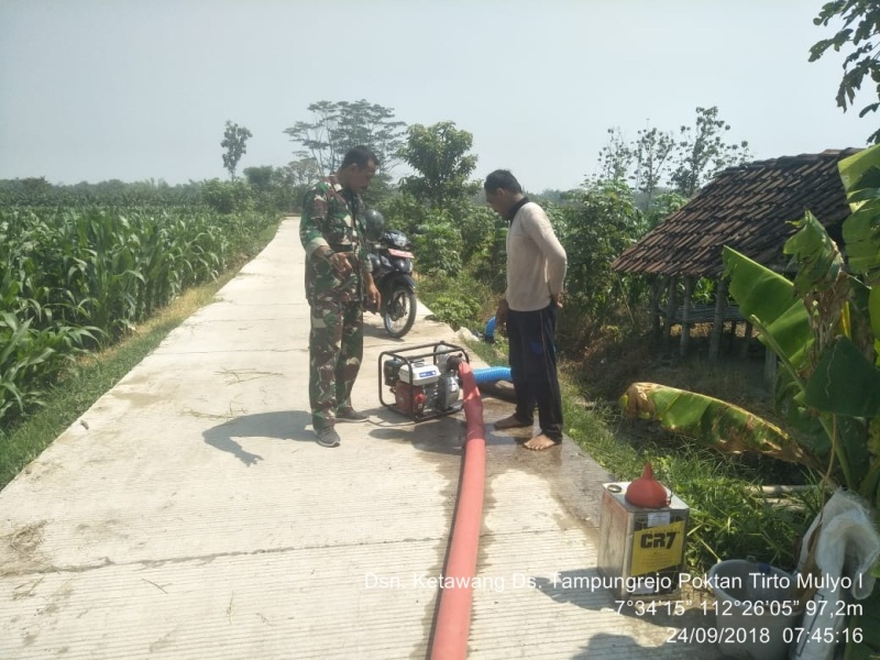 Babinsa Tampungrejo Serma Sugeng Dampingi Petani Lakukan Pengairan Tanaman Jagung