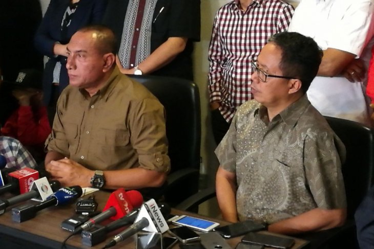 Ketua Umum PSSI Edy Rahmayadi (kiri) didampingi Wakil Ketua Umum Joko Driyono (kanan) memberikan pernyataan dalam konferensi pers di Jakarta, Selasa, 25 September 2018), terkait kasus kematian suporter Persija Haringga Sirila. (Foto: Antara)