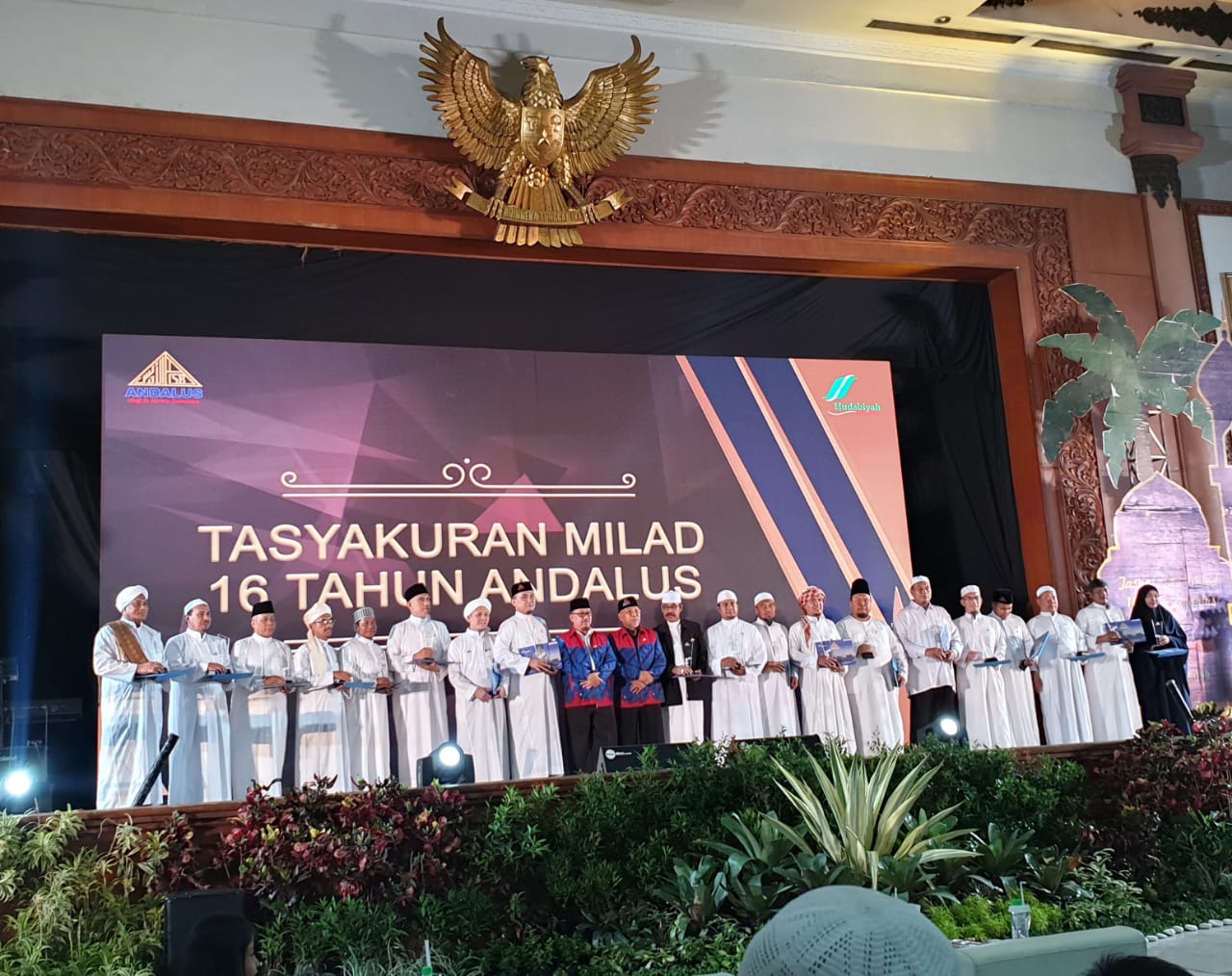 Pemberian penghargaan pada para pembimbing ibadah haji dan umroh di Andalus Group.