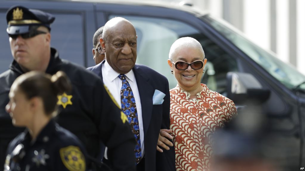 Bill Cosby didampingi istrinya, Camille (kanan) tiba di gedung Pengadilan Montgomery County di Norristown, Pennsylvania, untuk menghadiri persidangan tuduhan penyerangan seksual, 24 April 2018. (foto: curtesy of voa)