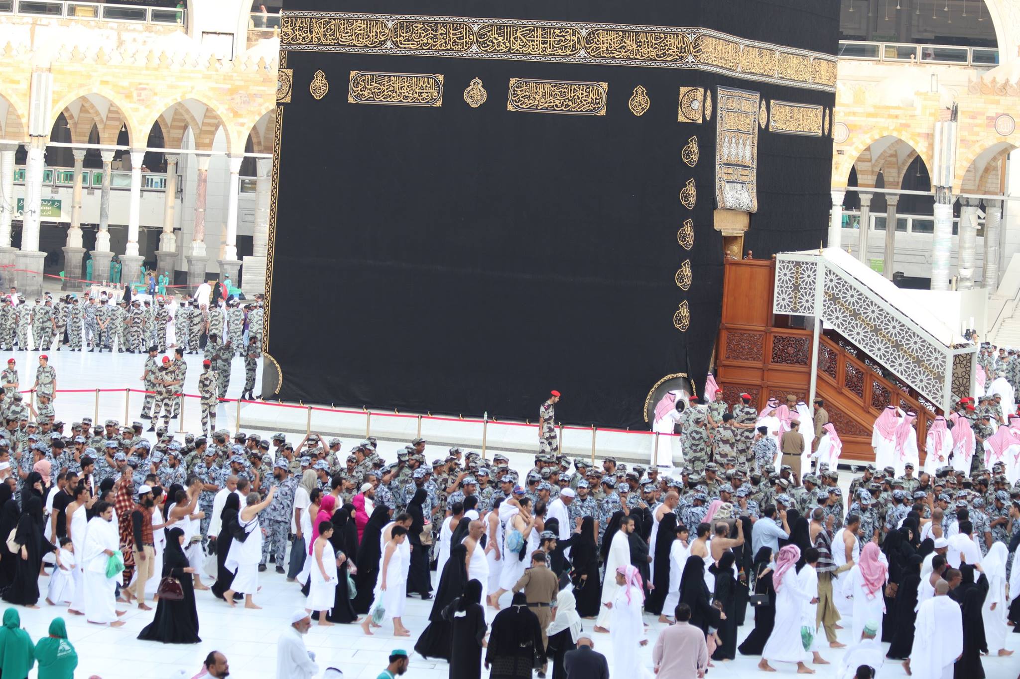 RITUAL:  Cuci Al-Ka’bah al-Musyarrafah menjadi peristiwa istimewa. (foto: fb agus maftuh)