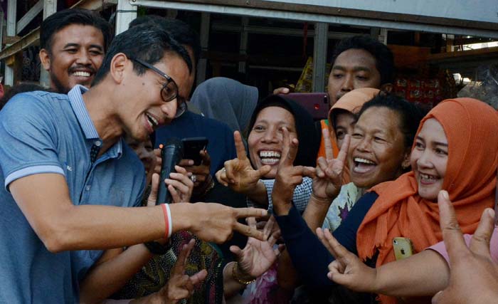 Cawapres Sandiaga Uno (kiri) bersama emak-emak  di Pasar Wonodri Semarang, Jawa Tengah, Senin 24 September lalu. (Foto: Rekotomo/Antara)