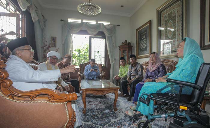 Cawapres Ma'ruf Amin (kiri) berbincang dengan istri almarhum Gus Dur, Sinta Nuriyah Wahid (kanan), mantan Ketua MK Mahfud MD (ketiga kanan), putri almarhum Gus Dur Yenny Wahid (kedua kanan), Sekretaris Komisi Hubungan Antaragama dan Kepercayaan (HAK) KWI Romo Benny Susetyo (kelima kanan) serta para Kyai NU di Ciganjur, Jakarta, Rabu 26 September.(Foto: Muhammad Adimaja/Antara)