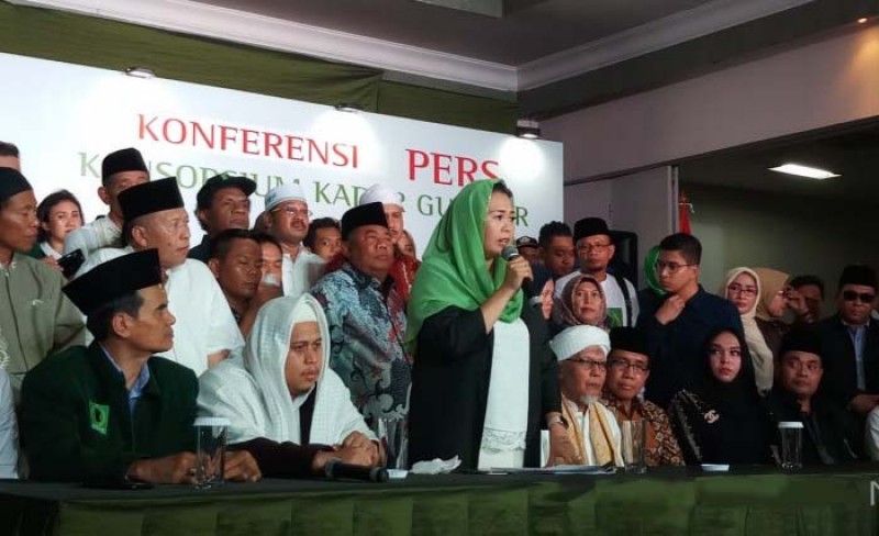 Yenny Wahid dan Konsorsium Kader Gus Dur memberikan pernyataan pers untuk mendukung pasangan Jokowi-Ma'ruf Amin, di Jakarta, Rabu 26 September. (Foto: Imam Budilaksono/Antara)