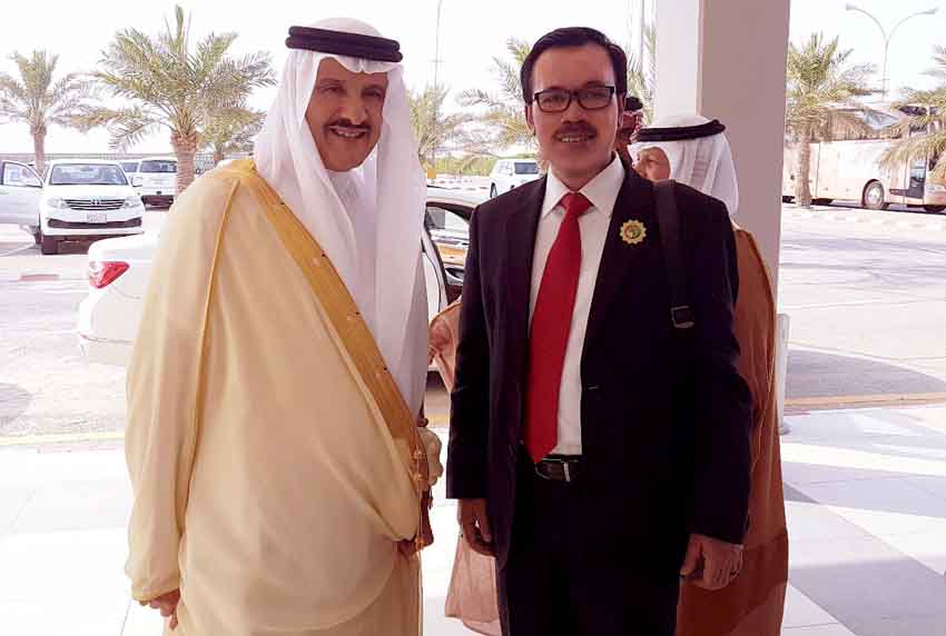 Diplomasi Santri-Pangeran. Pangeran HRH Sultan bin Salman bin Abdulaziz Al Saud dan Duta Besar RI untuk Saudi Agus Maftuh Abegebriel. Pembicaraan informal yang membuah hasil. (Foto Dok Pribadi Agus Maftuh)