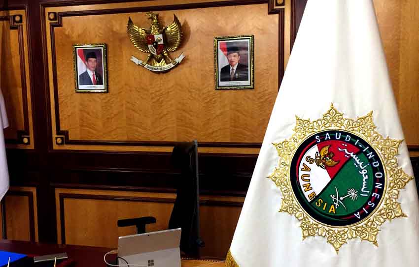 Poros Saunesia. Lambang Diplomasi Saunesia (Saudi-Indonesia) yang berada di ruang kerja Dubes RI untuk Saudi Agus Maftuh Abegebriel.