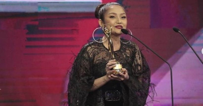 Siti Badriah alias Sibad meraih piala AMI Awards 2018 untuk kategori Artis Solo Pria/ Wanita Dangdut Kontemporer Terbaik. Foto: AMI Awards.