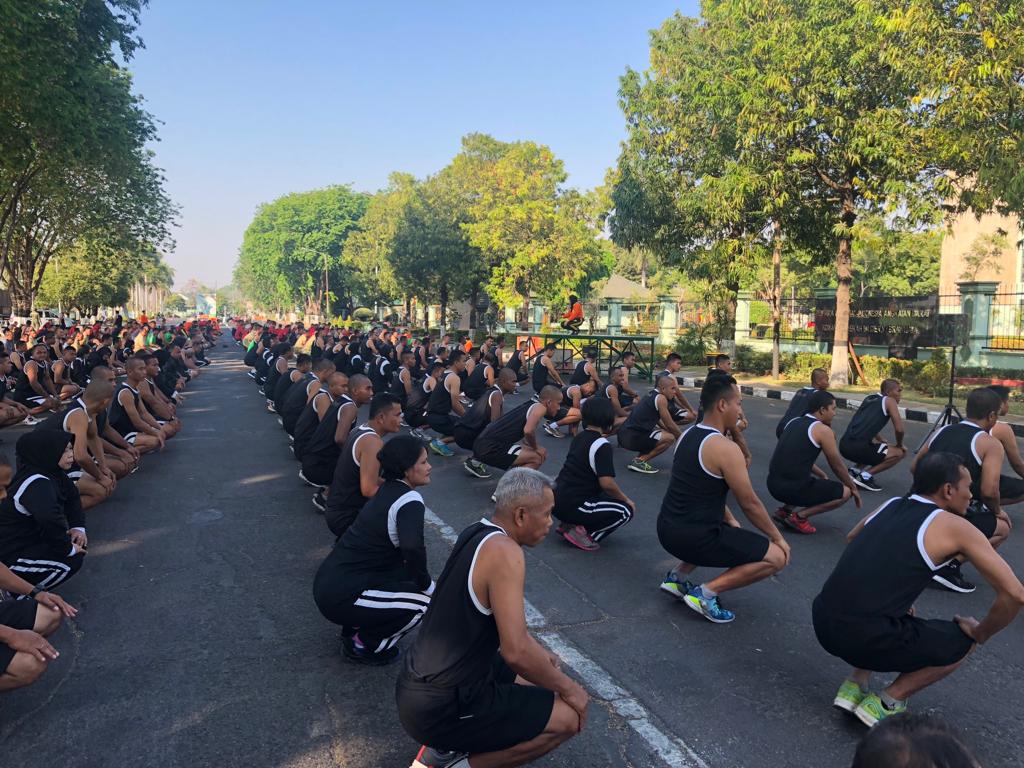 Para peserta senam Ling Tien Kung yang berlatih di Lapangan Kodam V Brawijaya. (Foto: Amanah/ngopibareng.id)