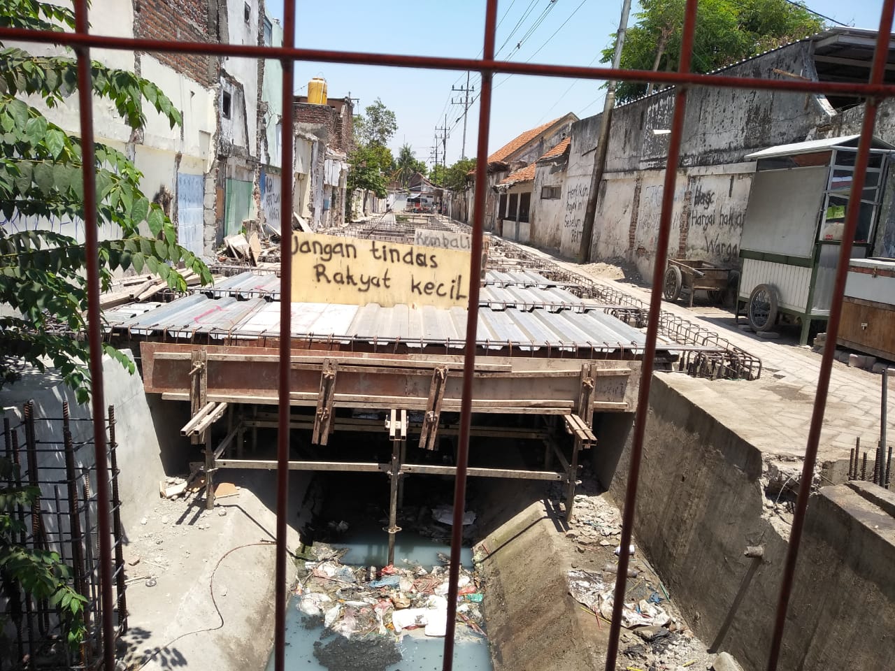 Jalan akses apartemen yang dibangun di atas selokan. (Foto: Roesdan/ngopibareng.id)