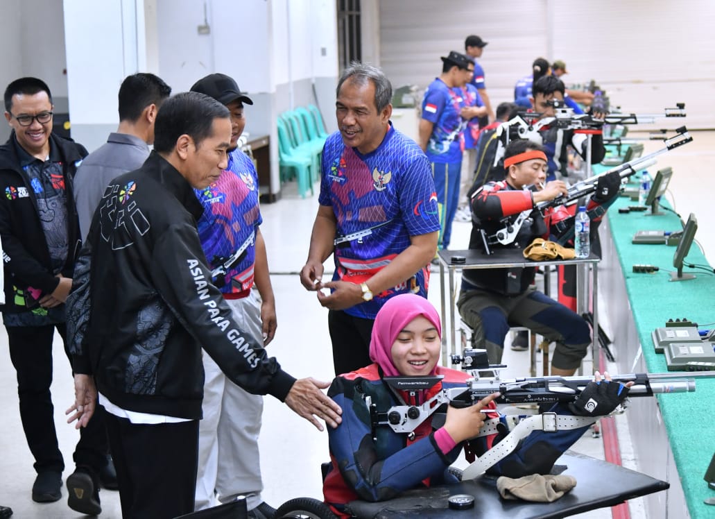 Presiden Joko Widodo (kiri) meninjau pelatnas menembak Asian Paragames 2018 di Kompleks Gelora Bung Karno, Jakarta, Kamis 27 September. (Foto: Puspa Perwitasari/Antara)