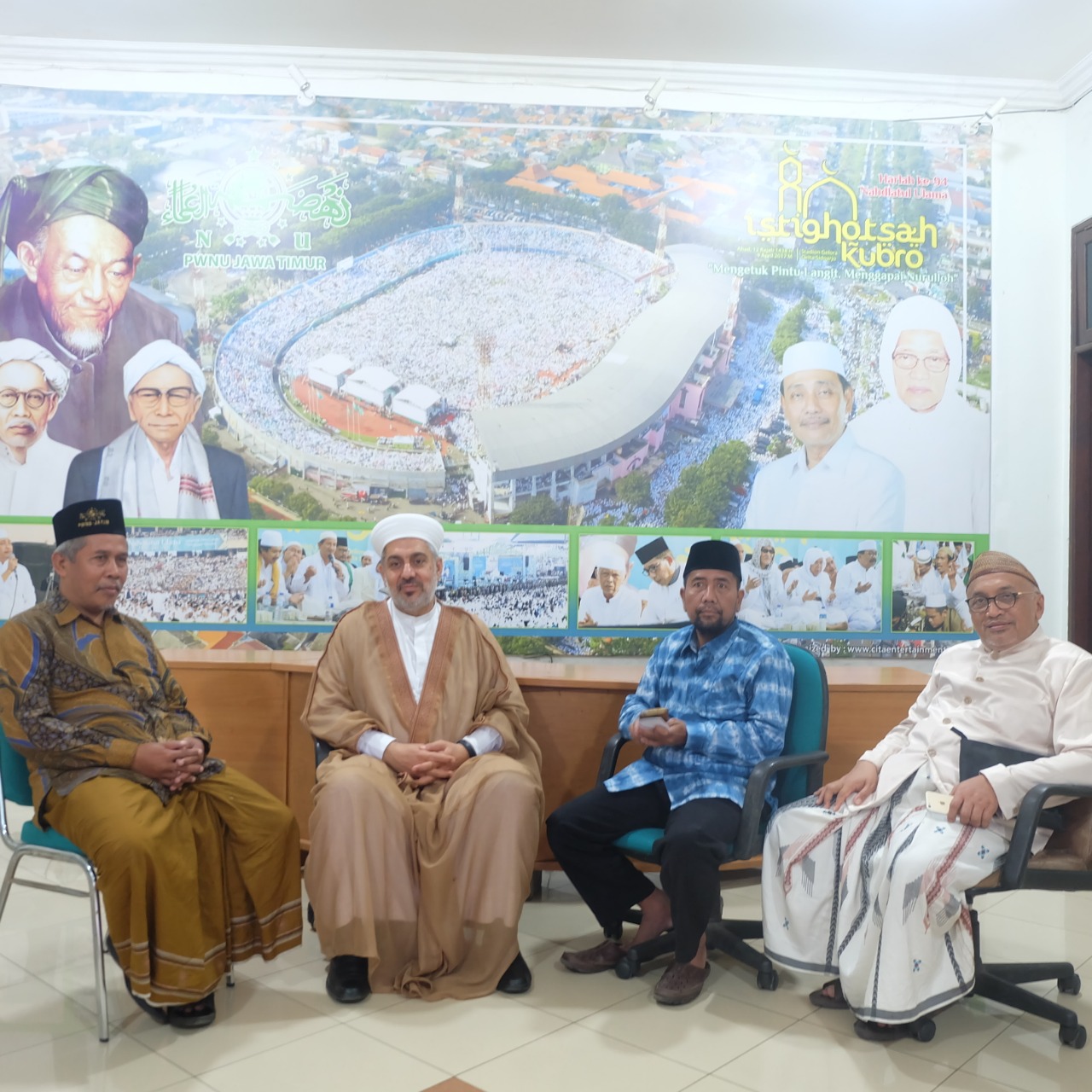 SILATURAHIM: Syekh Muhammad Wahbi Sulaiman diterima KH Marzuki Mustamar, KH Abdurrahman Navis dan KH Idris Hamid. (foto: ngopibareng.id)