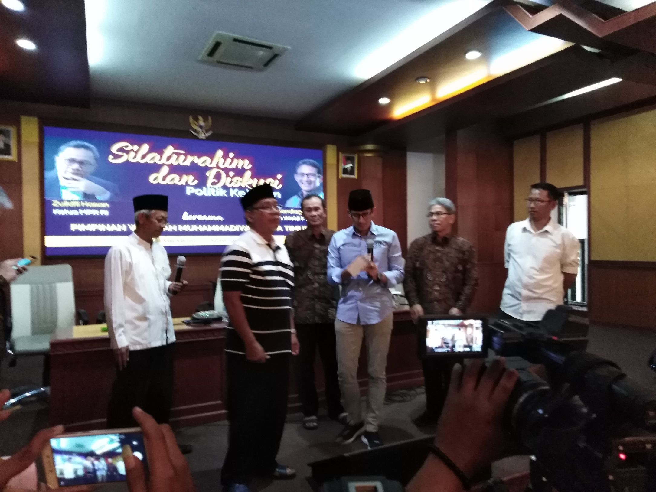 Saat Sandiaga Uno menerima donasi dana kampanye dari seorang relawan, di Kantor PW Muhammadiyah Jatim, Surabaya, Kamis, 27 September 2018. (foto: farid/ngopibareng.id) 