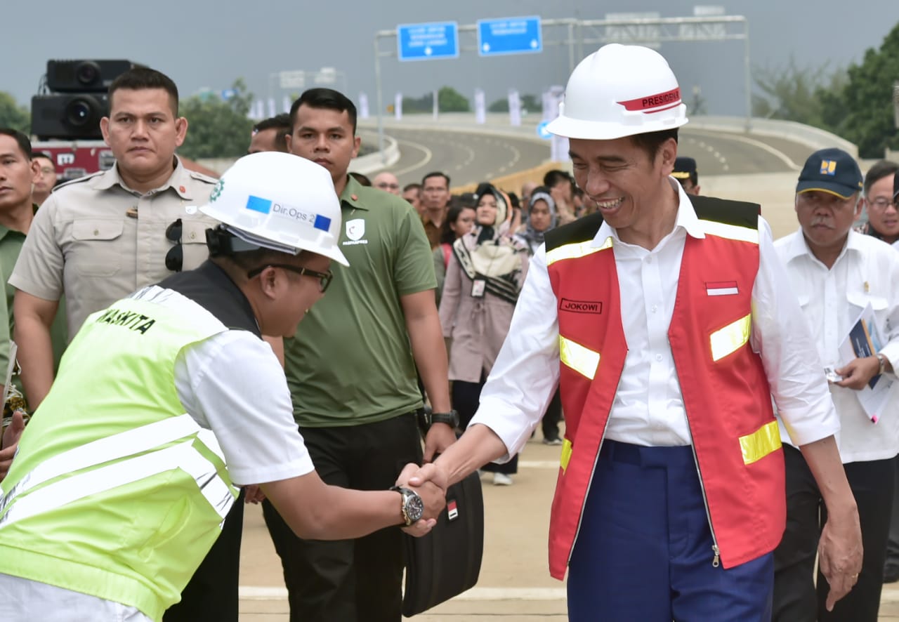 DIRESMIKAN: Direktur Utama PT CMNP Tito Sulistyo saat bersama Presiden Joko Widodo, usai peresmian. (foto: setneg for ngopibareng.id)