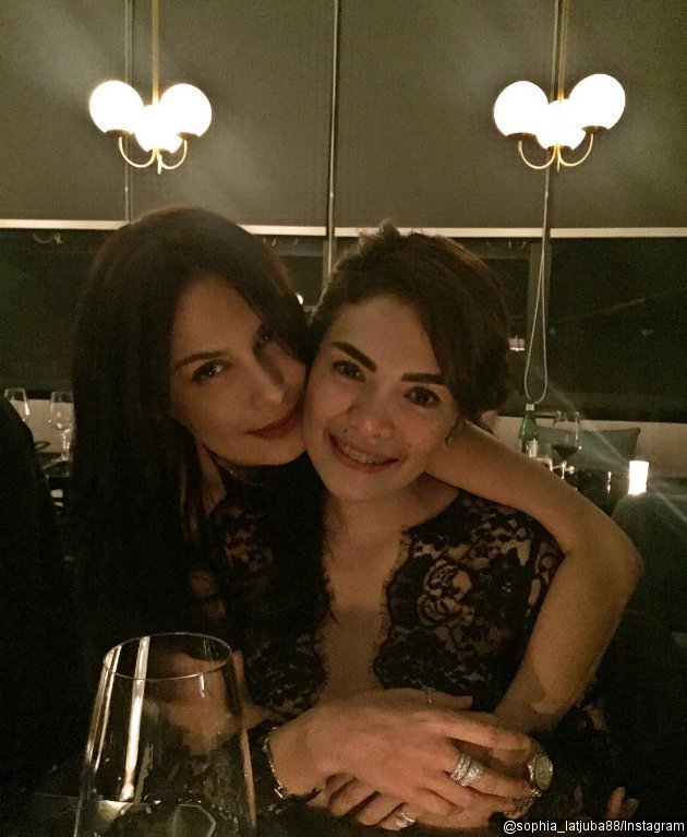 Nikita Mirzani dan Sophia Latjuba pernah akrab lantaran keduanya bermain di film Comic 8 pada tahun 2014.