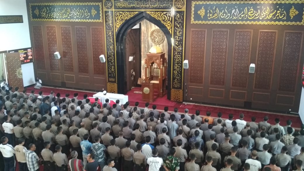 Sholat jenazah istri Kapolres Tulungagung di Masjid Polda Jatim pagi tadi diikuti rekan kepolisian (Foto: Humas Polda Jatim)