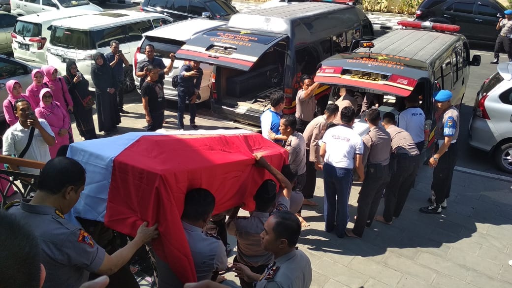 Jenazah korban kecelakaan saat akan dimasukan ke dalam mobil jenazah. (Foto: Rosdan/ngopiabareng)