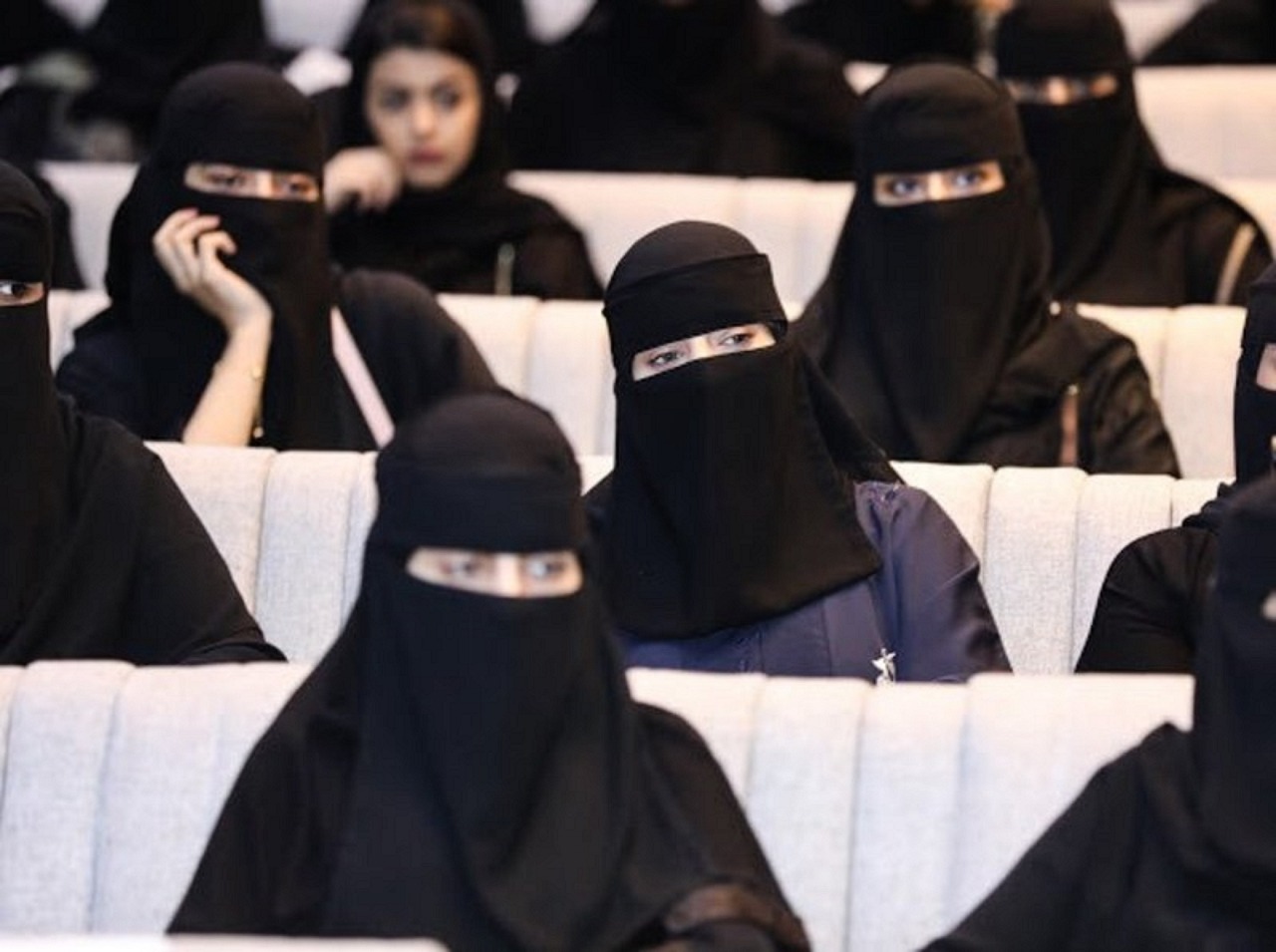 Seluruh kegiatan yang bersifat pengumpulan massa bagi ekspatriat harus seizin dari pihak KAS, melalui Kemenlu Arab Saudi. Ceramah-ceramah provokatif dan ujaran-ujaran hasutan baik langsung maupun via medsos sangat dilarang di wilayah Kerajaan Arab Saudi.