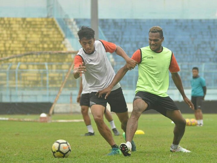 Dua pemain Arema sedang berebut bola saat berlatih. (Foto; Dokumentasi Arema FC)