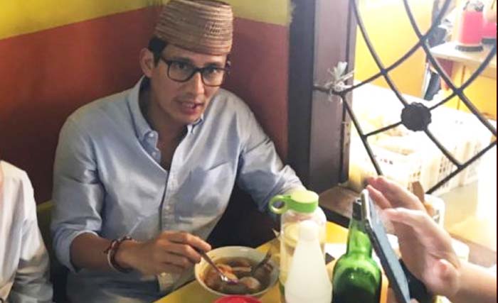 Cawapres Sandiaga Uno menyantap bakso Pak Eddy di kawasan Kademangan, Probolinggo, Jawa Timur, Jumat  28 September 2018. (Foto: Tim SSU)