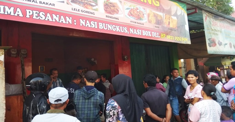 Warga berkerumun menyaksikan evakuasi korban di TKP. Foto: Facebook Ferry Ifey Iraone.