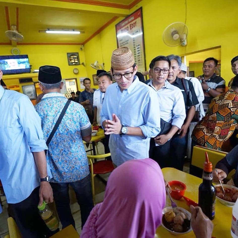 Sandi saat menyapa warga di sebuah depot bakso di Kota Probolinggo. (Foto: Ikhsan/ngopibareng.id)