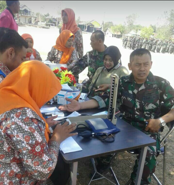 Danramil 0815/03 Sooko Kapten Inf Hari Subiyanto Saat Periksa Kesehatan