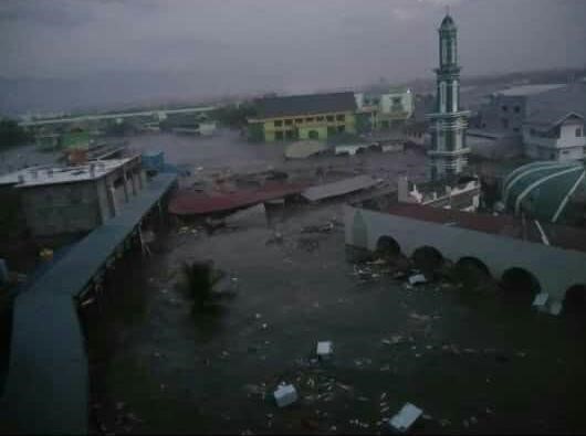 Gelombang tsunami melanda Palu. Foto ini diambil dari parkir belakang Palu Grand Mall (PGM) Jl Cumi-cumi, Jumat 28 September 2018. (foto: netizen)