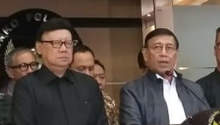 Wiranto saat memberikan keterangan pers Sabtu dinihari. (Foto: Antara)