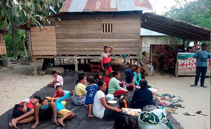 Warga berada di luar rumahnya pascagempa bumi di kecamatan Sindue, Donggala, Sulawesi Tengah, Jumat kemarin. (Foto: Mohamad Hamzah/Antara)