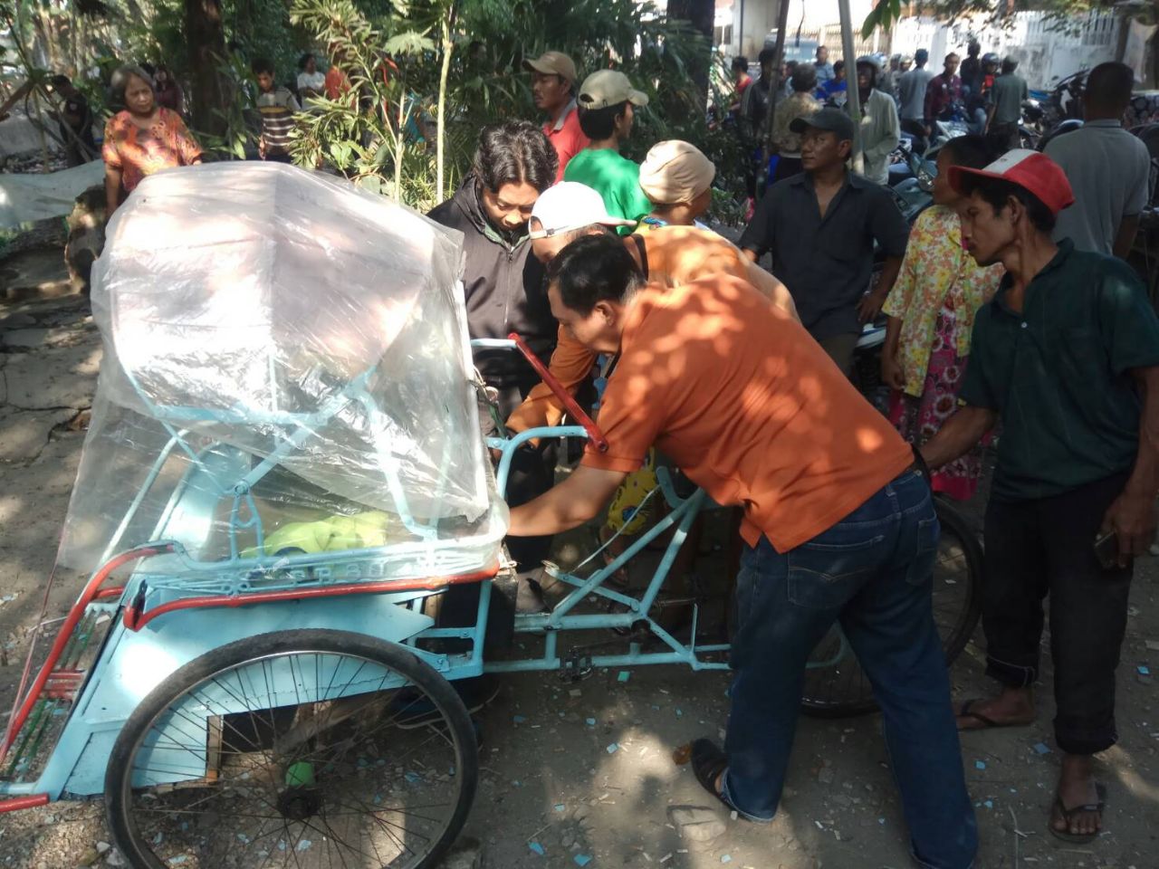 Polisi memeriksa becak yang diduga milik Suwono. (Foto: Istimewa/ngopibareng.id)