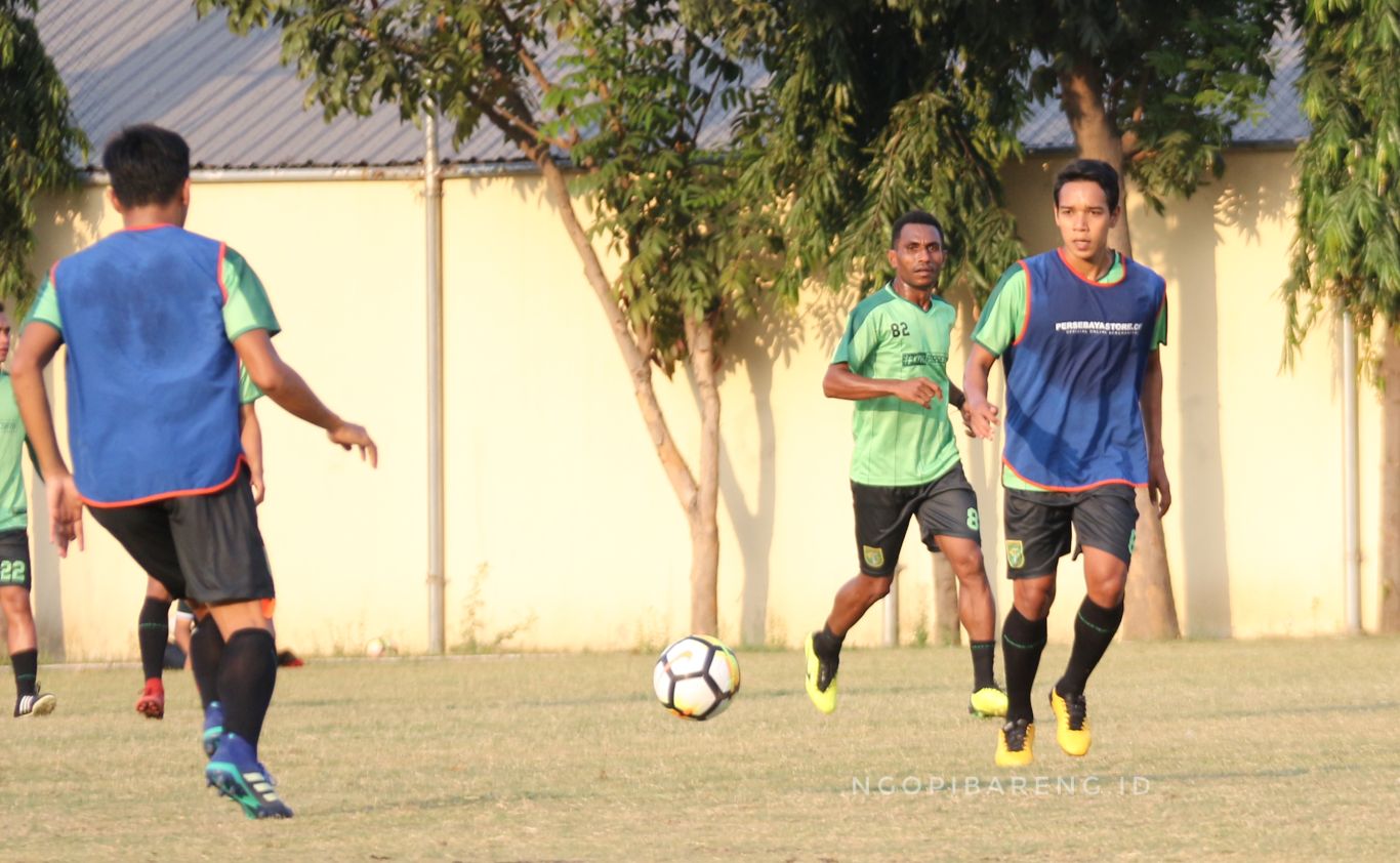 Skuad Persebaya Surabaya di lapangan Polda Jatim. (foto: Haris/ngopibareng)