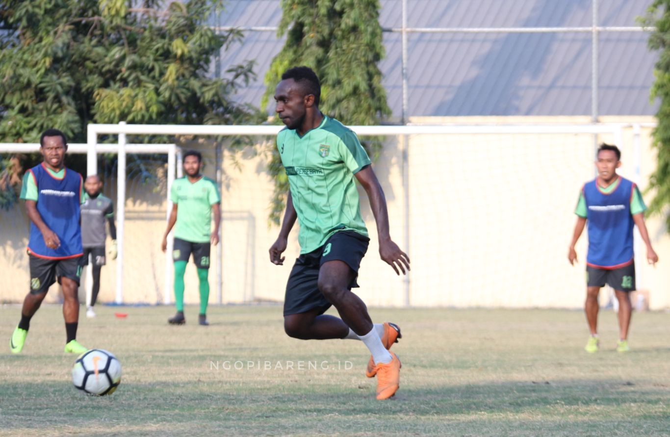 LATIHAN: Persebaya Surabaya saat berlatih di Lapangan Polda Jatim. (foto: Haris/ngopibareng)