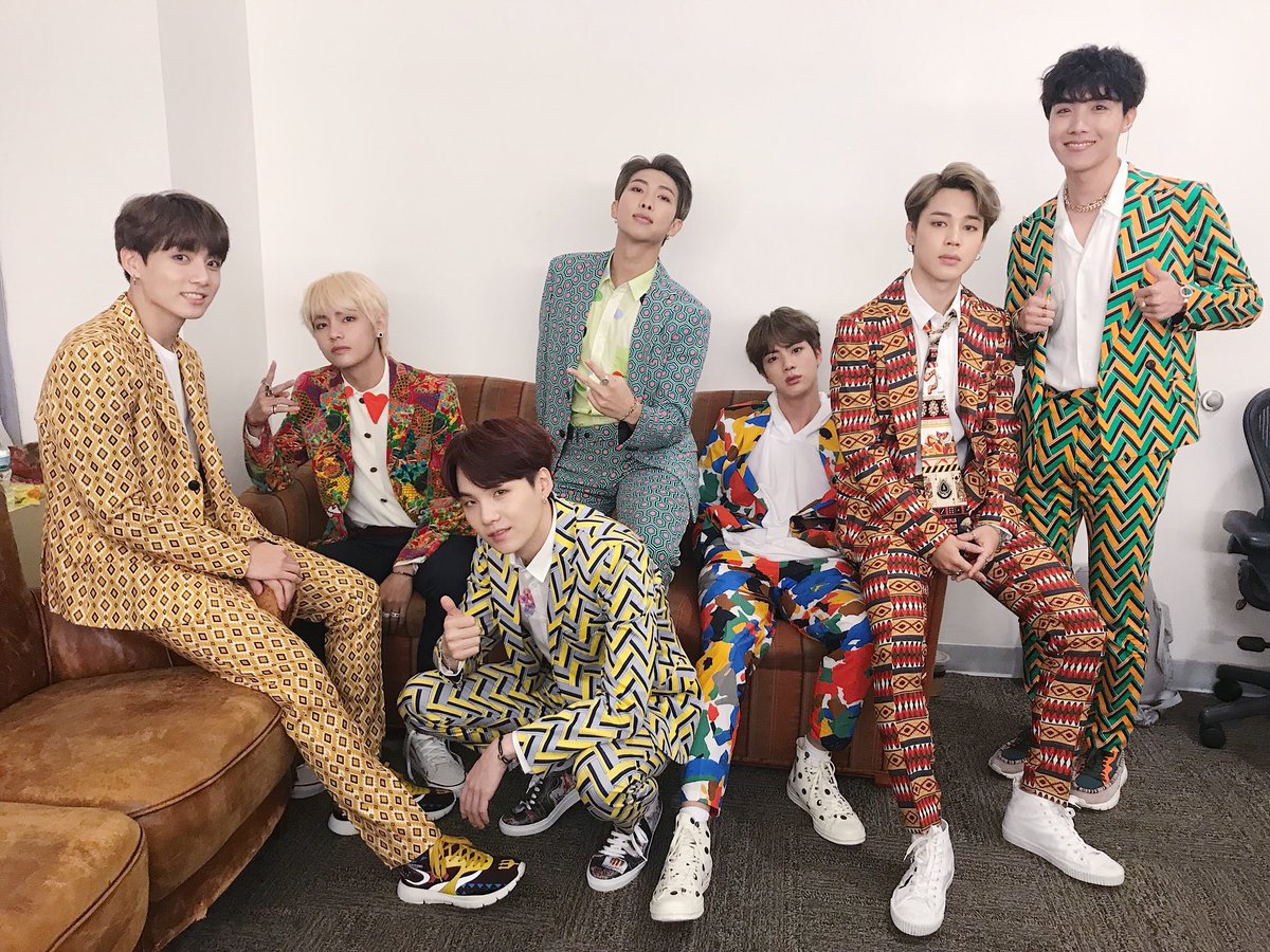 Busana warna-warni BTS mendapat pujian dari majalah dunia Elle. Foto: NBC.