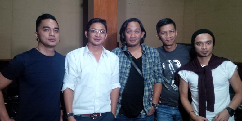 Enda (kiri) bersama Pasha dan personel band Ungu, yakni Makki, Rowman dan Onci.