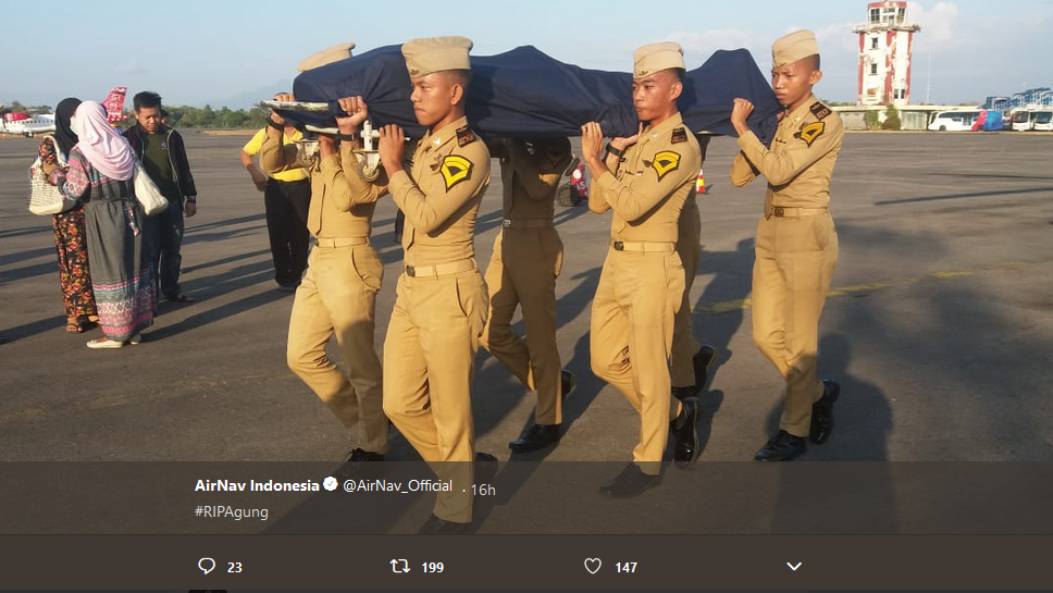 Jenazah Anthonius Gunawan Agung diterbangkan ke Makassar untuk dimakamkan. Foto: Twitter/AirNav_Official.