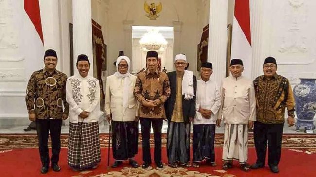 Saat Gus Ipul dan sejumlah kiai sepuh Jatim bertemu Jokowi, beberapa waktu lalu.