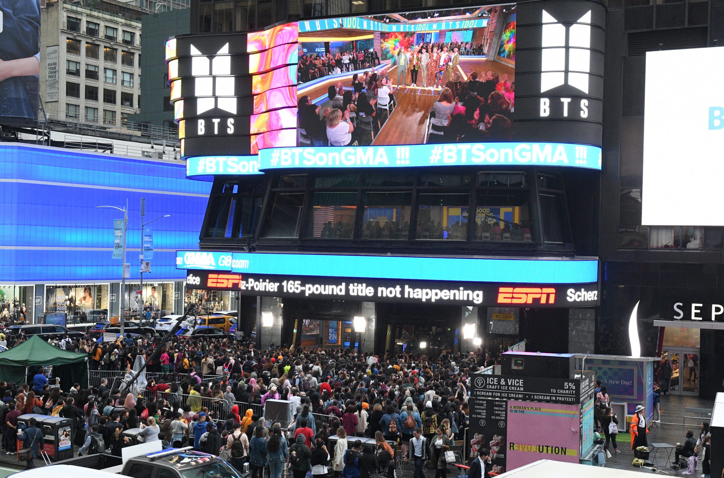 Army, fans BTS, memenuhi lokasi syuting talkshow pagi hari, Good Morning America di Time Square New York. Foto: GMA/ABC.