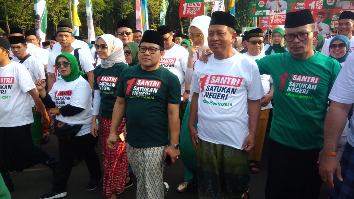 Ketum PKB (tengah kaos hitam) Muhaimin Iskandar saat ikut gerakjalan Santri.