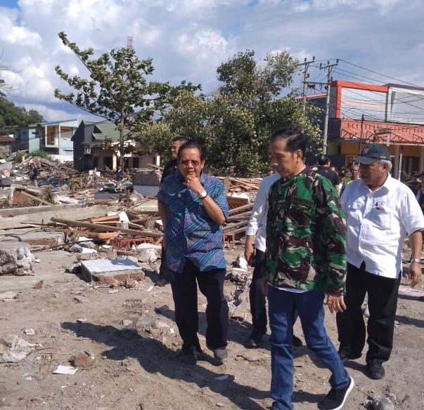 LOKASI: Presiden Joko Widodo langsung rapat terbatas setipa di Palu. (foto: setneg for ngopibareng.id)