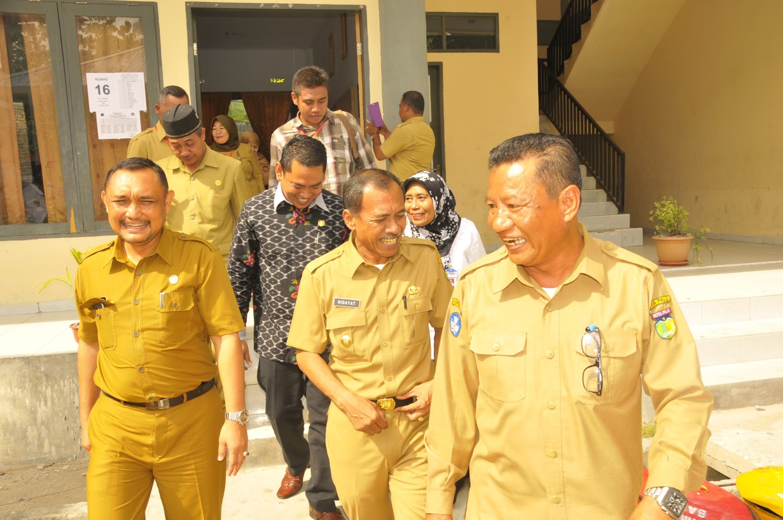 AKTIVITAS: Wali Kota Palu, Drs Hidayat, dalam aktivitas sehari-hari. (foto: dok ngopibareng.id)