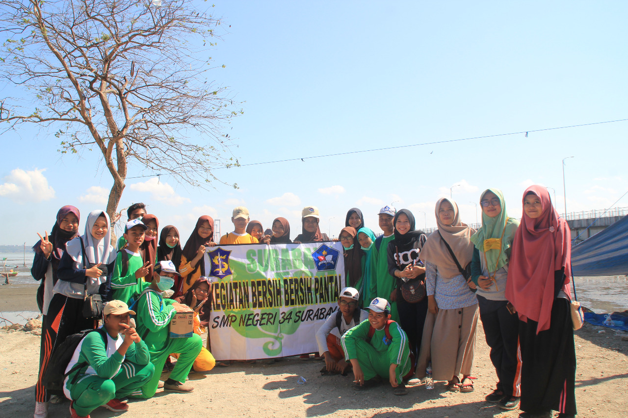 Sekitar 40 siswa SMPN 34 Surabaya menggelar bersih=bersih panatai di Kenjeran, Surabaya, Minggu 30 September 2018. (Foto: Istimewa)