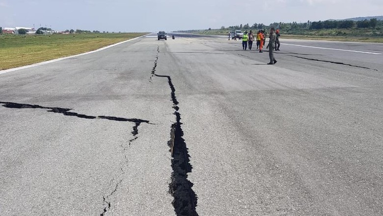 Kondisi Runway Bandara Mutiara Sis Al Jufri akibat gempa yang terjadi Jumat kemarin