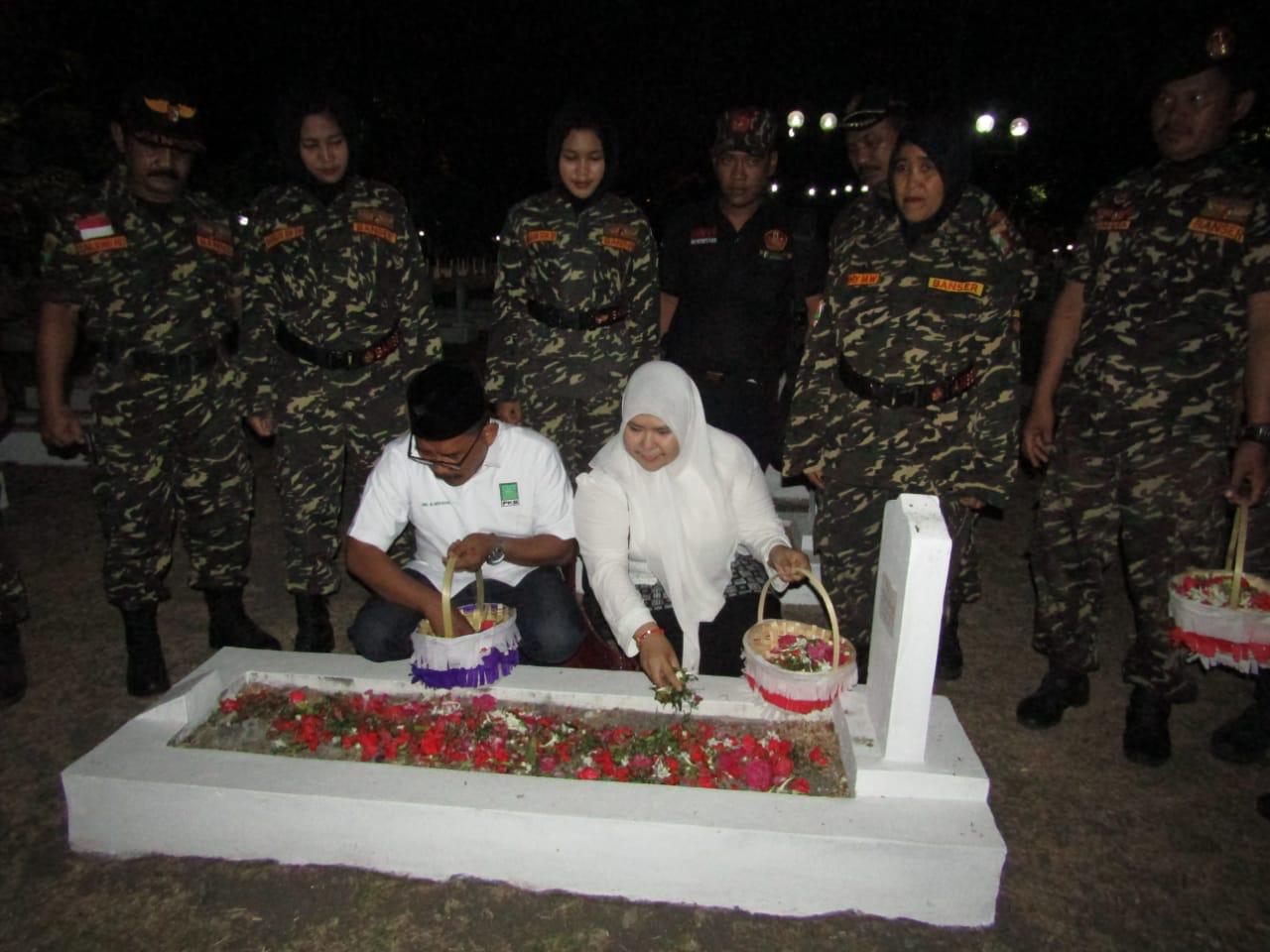 Bersama Ketua DPC PKB Surabaya, Musyafak Rouf, Camelia Habiba Tabur Bunga di Makam Pahlawan, Jl. Kusuma Bangsa, Surabaya. Minggu (30/09/2018)