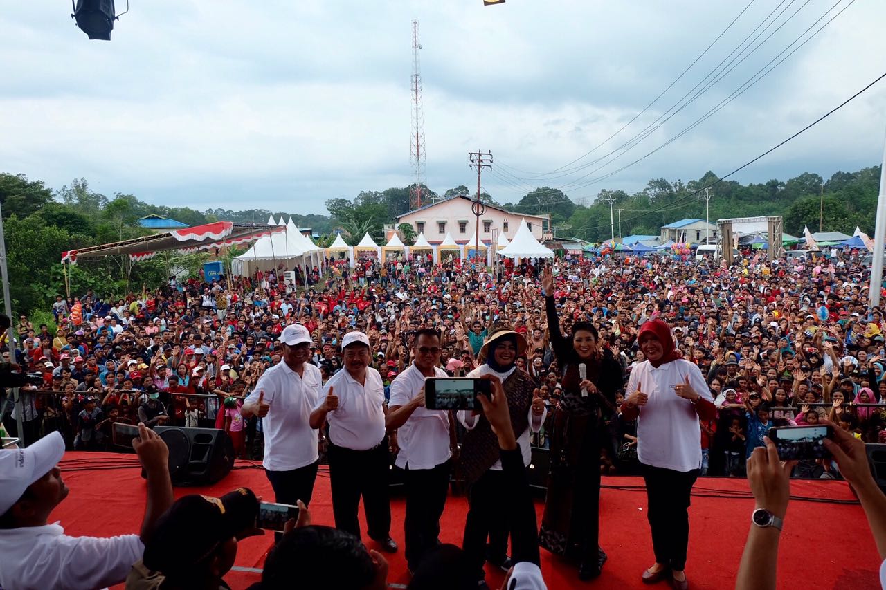 Fitri Karlina dan Iyeth Bustami benar-benar dinanti masyarakat perbatasan. Foto:Kemenpar