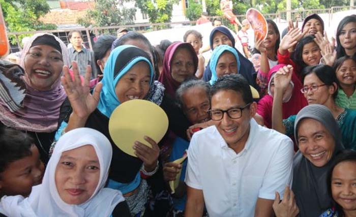 Sandiada Uno bersama emak-emak dalam suatu acara di Jakarta. (Foto: Antara)