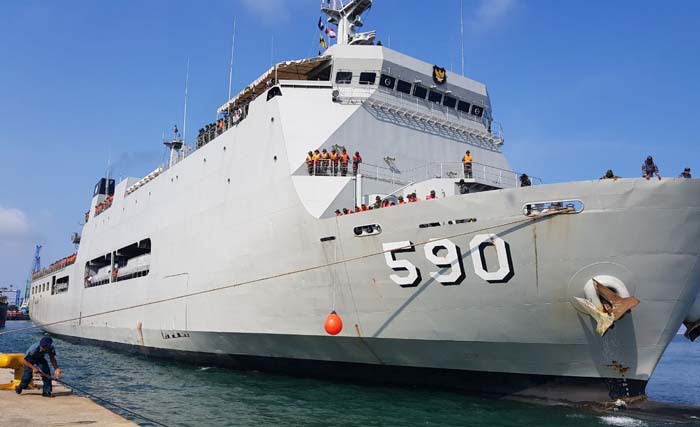 KRI Makassar 590 siap mengangkut relawan dari Makassar ke Palu. (Foto: Antara)