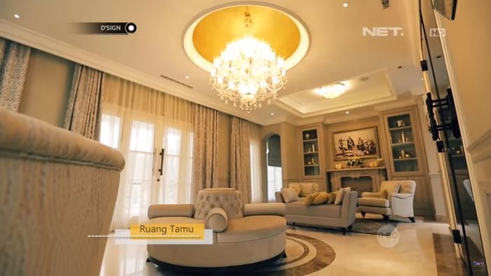 Ruang tamu dominasi warna cokelat muda dan emas. Foto: Net TV D'sign.